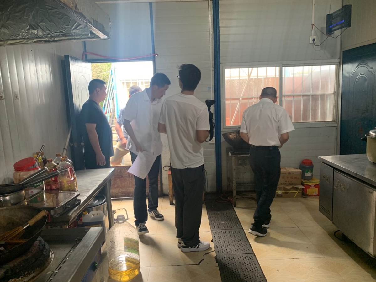 6月29日住建局王瑞龙总工程师带队检查工地食堂燃气安全 